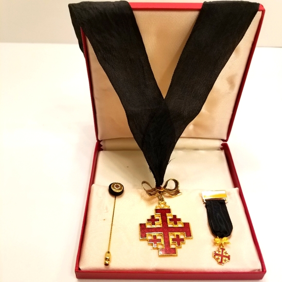 Lady of the Equestrian Order of the Holy Sepulchre of Jerusalem (LHS) medals set - Picture 1 of 16